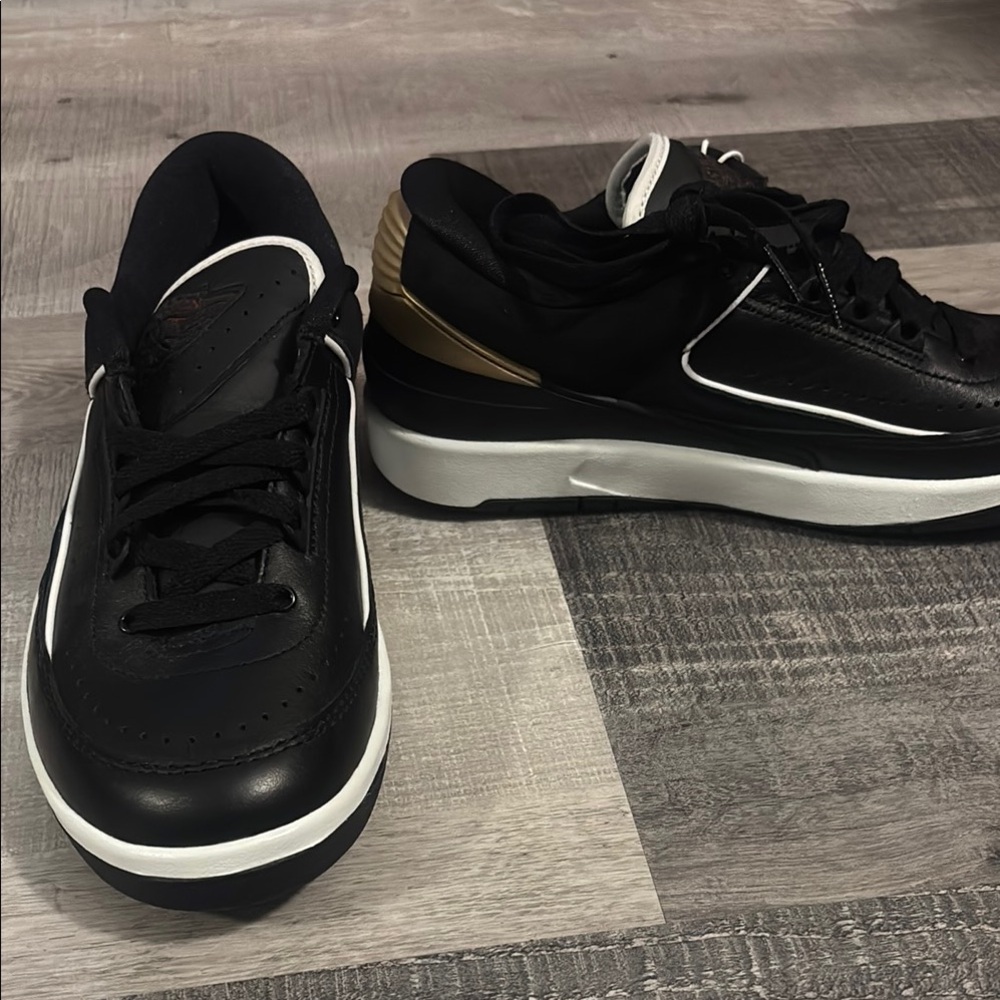 Air Jordan 2 retro Black and White with gold trim in back Sneakers - Picture 2 of 8